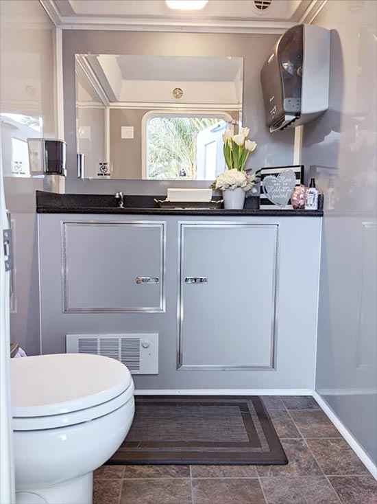 Rent luxary bathroom trailers for events